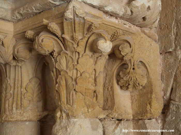 Portada de acceso al templo desde el claustro